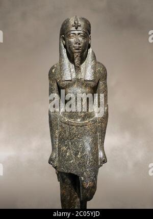 Ancienne statue égyptienne d'un roi ptoléméen dans la régalia pharaonique, granodiorire, période ptoléméenne (332-30BC). Musée égyptien, Turin. Le ptolomaic k Banque D'Images