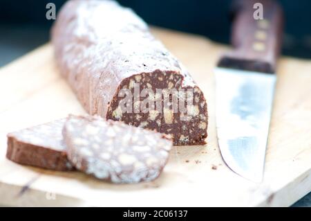 Salami au Chocolat avec le chocolat noir et beurre noisette Banque D'Images