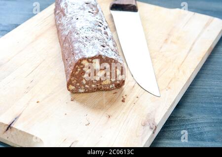 Salami au Chocolat avec le chocolat noir et beurre noisette Banque D'Images