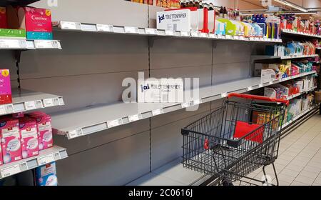 Épuisé. L'étagère complète de papier toilette est vide dans un immense supermarché en raison de la panique et de la peur liées à l'épidémie de COVID-19 en Europe. Banque D'Images