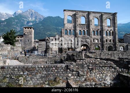 Musée en plein air d'Aoste, ruines antiques, théâtre romain, Aoste, Valle d'Aoste, Italie Banque D'Images