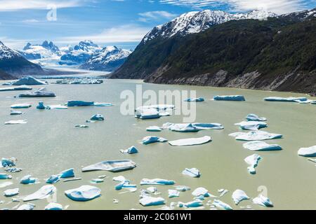 Lac glaciaire avec de petits icebergs flottant, parc national de Laguna San Rafael, région d'Aysen, Patagonie, Chili Banque D'Images