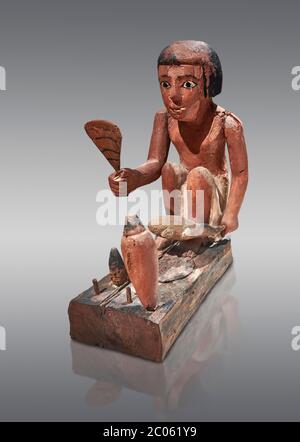 Ancien modèle égyptien en bois d'un homme qui cuisine un canard, Nouveau Royaume, 11-13ème dynastie, (1980-1700 av. J.-C.), Asyut. Musée égyptien, Turin. Cat. 8944. Bac gris Banque D'Images