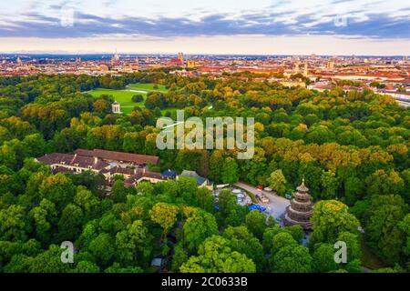 Tour chinoise, Monopteros et Economy Building, jardin anglais, vue sur le centre ville dans la lumière du matin, Munich, vue aérienne, haute-Bavière Banque D'Images