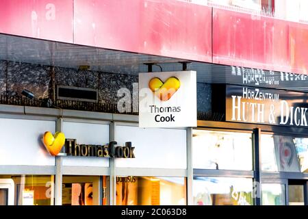 Panneau extérieur, logo et vitrine des célèbres agents de voyage et spécialistes des vacances branche Thomas Cook sur la rue piétonne Eichhornstraße. Banque D'Images