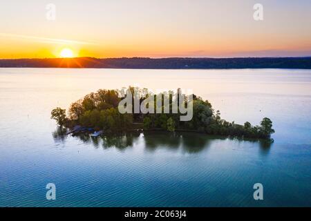 Sunrise, Rose Island dans le lac Starnberg près de Feldafing, Fünfseenland, Fünfseenland alpin, vue aérienne, haute-Bavière, Bavière, Allemagne, Europe Banque D'Images