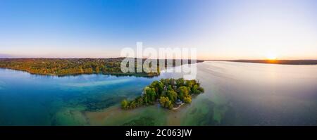 Panorama au lever du soleil, Rose Island dans le lac Starnberg près de Feldafing, Fünfseenland, Fünfseenland alpin, vue aérienne, haute-Bavière, Bavière, Allemagne, Europe Banque D'Images