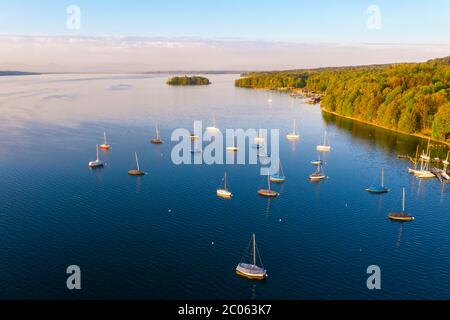 Voiliers à ancre, derrière l'île Rose, Starnberger Voir près de Feldafing, Fünfseenland, vue aérienne, haute-Bavière, Bavière, Allemagne, Europe Banque D'Images
