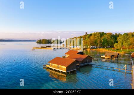 Les bateaux et l'île Rose dans le lac Starnberg près de Feldafing dans la lumière du matin, Fünfseenland, vue aérienne, haute-Bavière, Bavière, Allemagne, Europe Banque D'Images