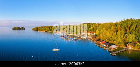 Jetées et serres de bateaux, pavillon de forestier sur le lac, à l'arrière Roseninsel, Starnberger Voir entre Feldafing et Pöcking, Fünfseenland, vue aérienne Banque D'Images