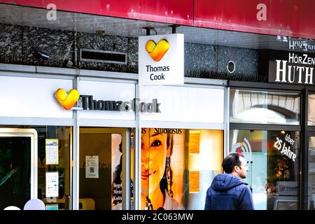 Panneau extérieur, logo et vitrine des célèbres agents de voyage et spécialistes des vacances branche Thomas Cook sur la rue piétonne Eichhornstraße. Banque D'Images