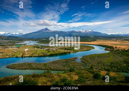 Vue sur le parc national Torres del Paine et la rivière Río Serrano jusqu'à la colonie de Villa Río Serrano, Región de Magallanes y de la Antártica CH Banque D'Images