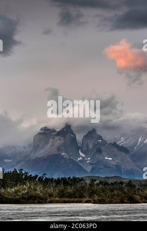 Vue sur la rivière Río Serrano à la chaîne de montagnes Cuernos del Paine, parc national Torres del Paine, Región de Magallanes y de la Antártica Chilen Banque D'Images