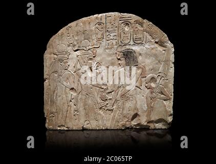 Stèle égyptienne antique représentant Sethy I adorant Amenhotep I et Nefertari, calcaire, Nouveau Royaume, 19e dynastie, (1279-1213 av. J.-C.), Deir el-Medina, EGY Banque D'Images