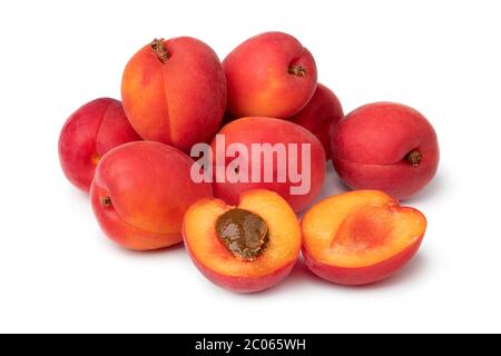 Abricot en velours rouge frais, entier et à moitié mûr, isolé sur fond blanc Banque D'Images