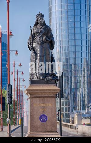 Statue de la reine Victoria au bout du pont Blackfriars Dans la ville de Londres Banque D'Images