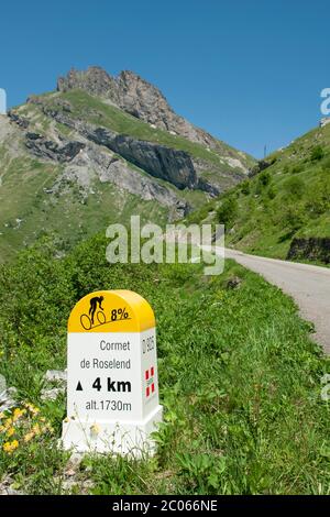 Marqueur de kilomètre, ascension vers Cormet de Roselend, Col de Roselend, Savoie, France Banque D'Images