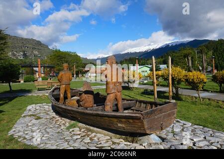 Puerto Rio Tranquilo, place principale, sculpture en bois représentant les pêcheurs, Carretera Austral, région d'Aysen, Patagonie Banque D'Images