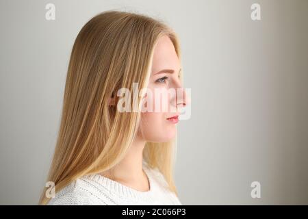 Jolie femme portant un pull blanc Banque D'Images