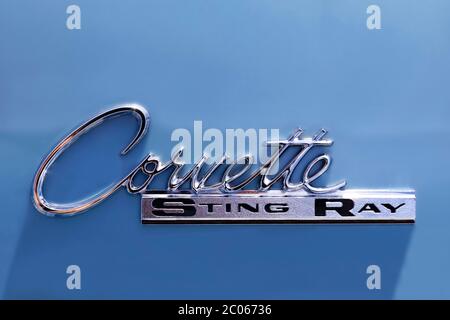 Désignation du type sur le couvercle du coffre du cabriolet Corvette Sting Ray de Chevrolet bleu, plus tard Stingray, type C2, 2e génération, Roadster, cabriolet Banque D'Images