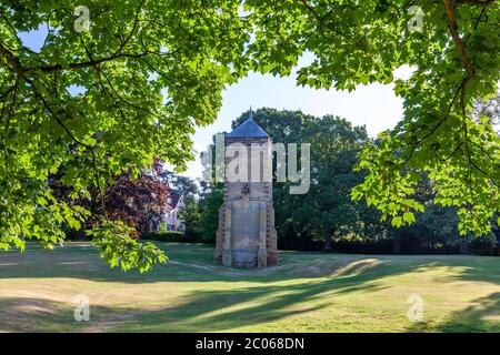 L'ancienne pigeonnière en pierre (pigeon loft) encadrée par des feuilles vertes fraîches d'un arbre didicodidique, Abington Park, Northampton, Angleterre, Royaume-Uni. Banque D'Images