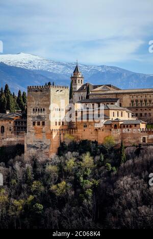 Palais mauresque de la ville Alhambra, palais Nasrid, palais de Charles V., dans la Sierra Nevada enneigée arrière, Grenade, Andalousie, Espagne Banque D'Images