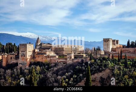 Palais mauresque de la ville Alhambra, palais Nasrid, palais de Charles V., dans la Sierra Nevada enneigée arrière, Grenade, Andalousie, Espagne Banque D'Images