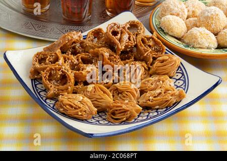 Plat avec chebakia maison de fête marocaine, petits gâteaux de noix de coco et thé Banque D'Images