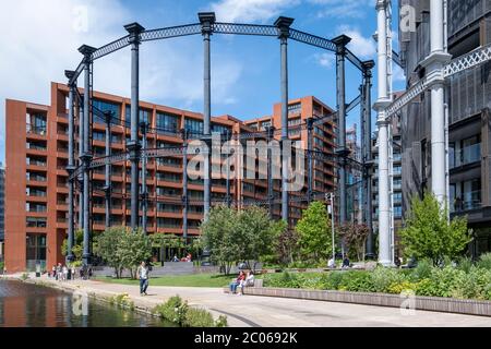 Gasholder Park, créé à partir d'un gazier victorien déplacé de Kings Cross, maintenant sur le canal de Regents. Banque D'Images