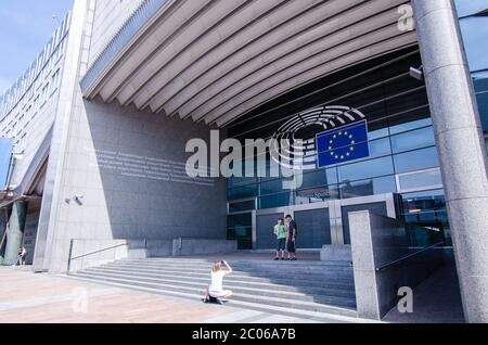 Bruxelles, Belgique, août 2019. Vue extérieure des palais modernes en métal et en verre qui abritent le Parlement européen. Entrée dédiée à Altiero Banque D'Images