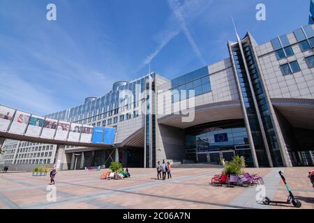 Bruxelles, Belgique, août 2019. Vue extérieure des palais modernes en métal et en verre qui abritent le Parlement européen. Entrée dédiée à Altiero Banque D'Images
