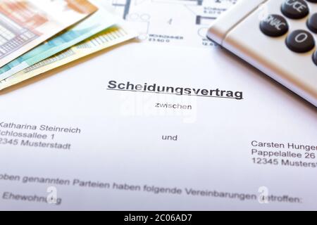 Divorce contrat de règlement en allemand avec argent, plan de plancher et calculatrice: Scheidungsvertrag. Banque D'Images