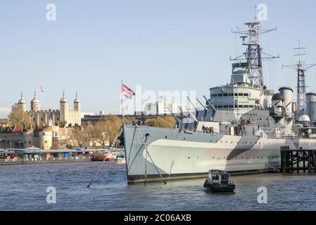 Le HMS Belfast, ancré sur la Tamise à Londres, avec la Tour de Londres en arrière-plan un ancien navire de la Royal Navy est devenu un navire de musée Banque D'Images