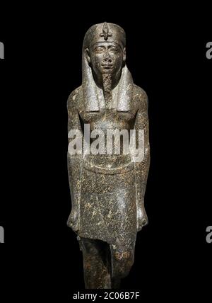 Ancienne statue égyptienne d'un roi ptoléméen dans la régalia pharaonique, granodiorire, période ptoléméenne (332-30BC). Musée égyptien, Turin. Fond noir Banque D'Images