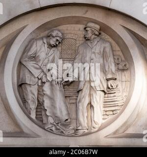 Frise ronde en relief, une de 5, montrant le processus de bronzage du cuir sur le bâtiment victorien de Londres Leather Hide and Wool Exchange 1878, Bermondsey. Banque D'Images