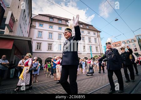 Des personnes d'Oberschlesien présentant les tenues locales traditionnelles lors du défilé d'été. Kiliani est un festival folklorique de 2 semaines avec musique de cuivre. Banque D'Images