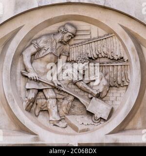 Frise ronde en relief, une de 5, montrant le processus de bronzage du cuir sur le bâtiment victorien de Londres Leather Hide and Wool Exchange 1878, Bermondsey. Banque D'Images