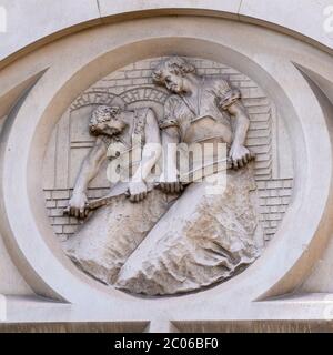 Frise ronde en relief, une de 5, montrant le processus de bronzage du cuir sur le bâtiment victorien de Londres Leather Hide and Wool Exchange 1878, Bermondsey. Banque D'Images