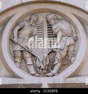 Frise ronde en relief, une de 5, montrant le processus de bronzage du cuir sur le bâtiment victorien de Londres Leather Hide and Wool Exchange 1878, Bermondsey. Banque D'Images