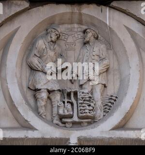 Frise ronde en relief, une de 5, montrant le processus de bronzage du cuir sur le bâtiment victorien de Londres Leather Hide and Wool Exchange 1878, Bermondsey. Banque D'Images