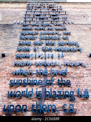 Oeuvre d'art créée par Joseph Kosuth sur le bâtiment a dans les jardins de Leathermarket, Bermondsey, citation de Pickwick Paoers par Charles Dickens Banque D'Images