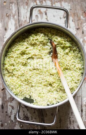 Cuisson de la fleur aînée dans l'eau bouillante, faisant de la fleur aînée un noyau Banque D'Images