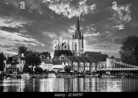 Pont Marlow et église en noir et blanc Banque D'Images