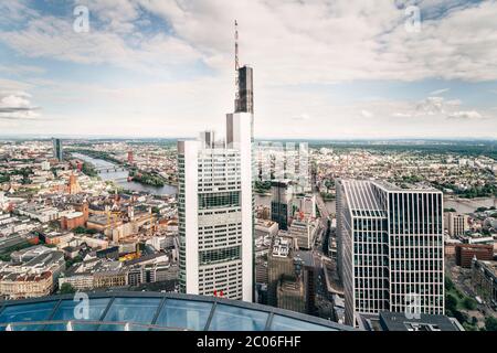 Panorama de l'antenne du centre-ville de Francfort avec des gratte-ciel et la rivière Main, vue depuis la tour principale, Frankfurt am Main, Allemagne Banque D'Images