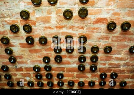 Le décor de l'établissement. Le plafond du pub est décoré de bouteilles de vin Banque D'Images