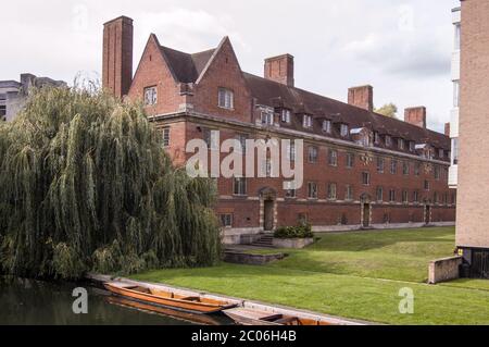 Vue sur le St John's College sur les rives de la River Cam. Fait partie de l'Université de Cambridge. Banque D'Images