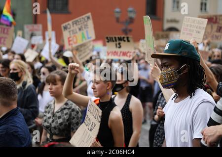 Les manifestants tiennent des pancartes avec des slogans condamnant le racisme lors de la manifestation « Black Lives Matter » à Cracovie, la plus grande ville du sud de la Pologne. Manifestants Banque D'Images