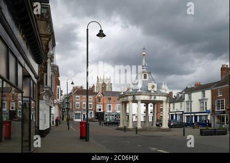 Centre-ville pratiquement déserté pendant la pandémie de Covid avec ciel lourd le 04 avril 2020 à Beverley, Yorkshire, Royaume-Uni. Banque D'Images
