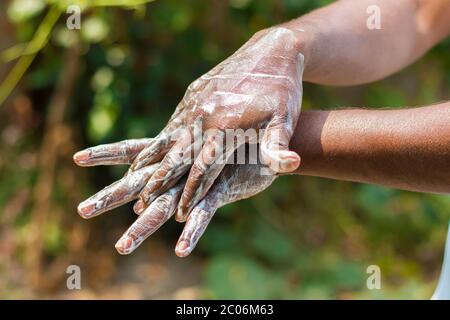 un homme se lavant les mains au savon pour maintenir l'hygiène.restez en bonne santé.évitez les germes et les virus. Banque D'Images