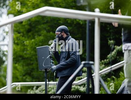 Newport, pays de Galles, Royaume-Uni. 11 juin 2020. L'organisateur parle à la marche de Newport Black Lives Matter. Des centaines de personnes se sont jointes aux manifestations à la suite du décès de George Floyd, un homme afro-américain de 46 ans, décédé lors d'une arrestation par la police de Minneapolis pour avoir prétendument utilisé une fausse facture. Sa mort a suscité d'énormes protestations dans le monde contre la discrimination raciale. Credit: Tracey Paddison/Alay Live News Banque D'Images